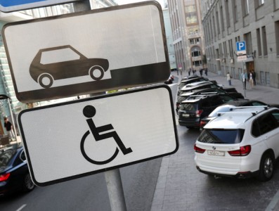 Эвакуацию автомобилей со знаком «Инвалид» предложили запретить