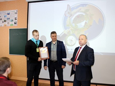 Студент колледжа Роман Беляев принимает Почётную грамоту за II место