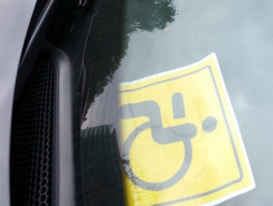 Инвалидам разрешат парковаться под знаком «стоянка запрещена»